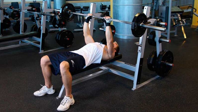 To dry the shoulders and chest, they perform a dumbbell bench press on a horizontal bench.